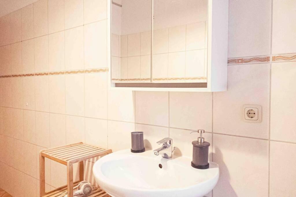 Altbauwohnung Direkt An Der Karli Mit Balkon - Netflix Inklusive Leipzig Buitenkant foto