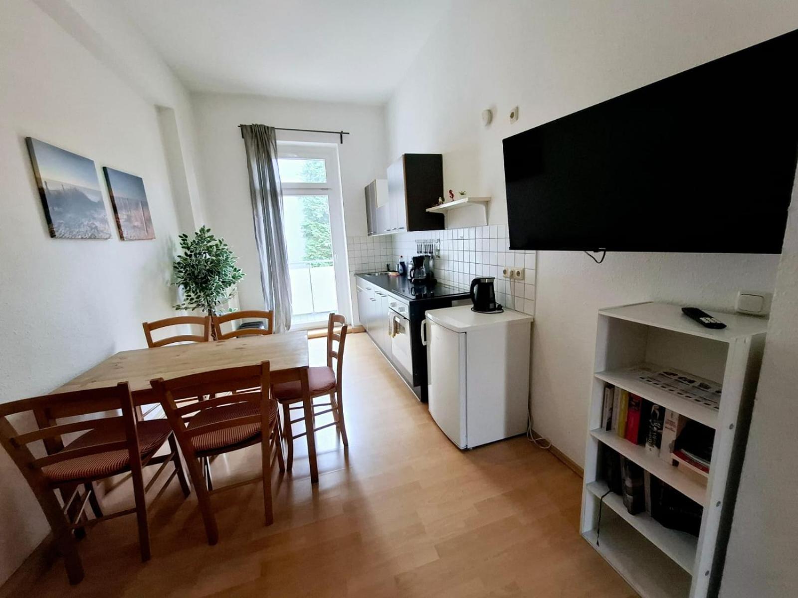 Altbauwohnung Direkt An Der Karli Mit Balkon - Netflix Inklusive Leipzig Buitenkant foto
