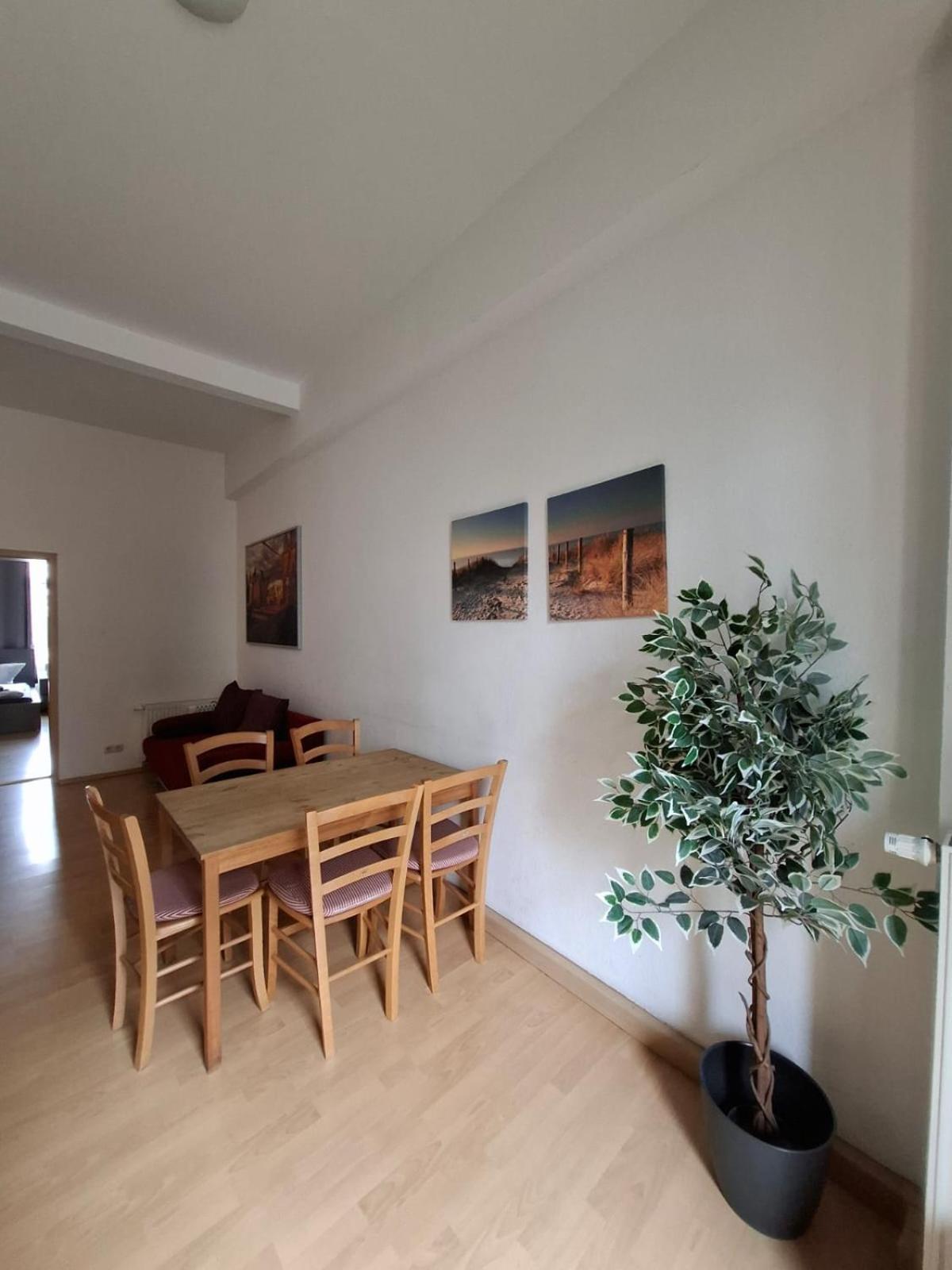 Altbauwohnung Direkt An Der Karli Mit Balkon - Netflix Inklusive Leipzig Buitenkant foto