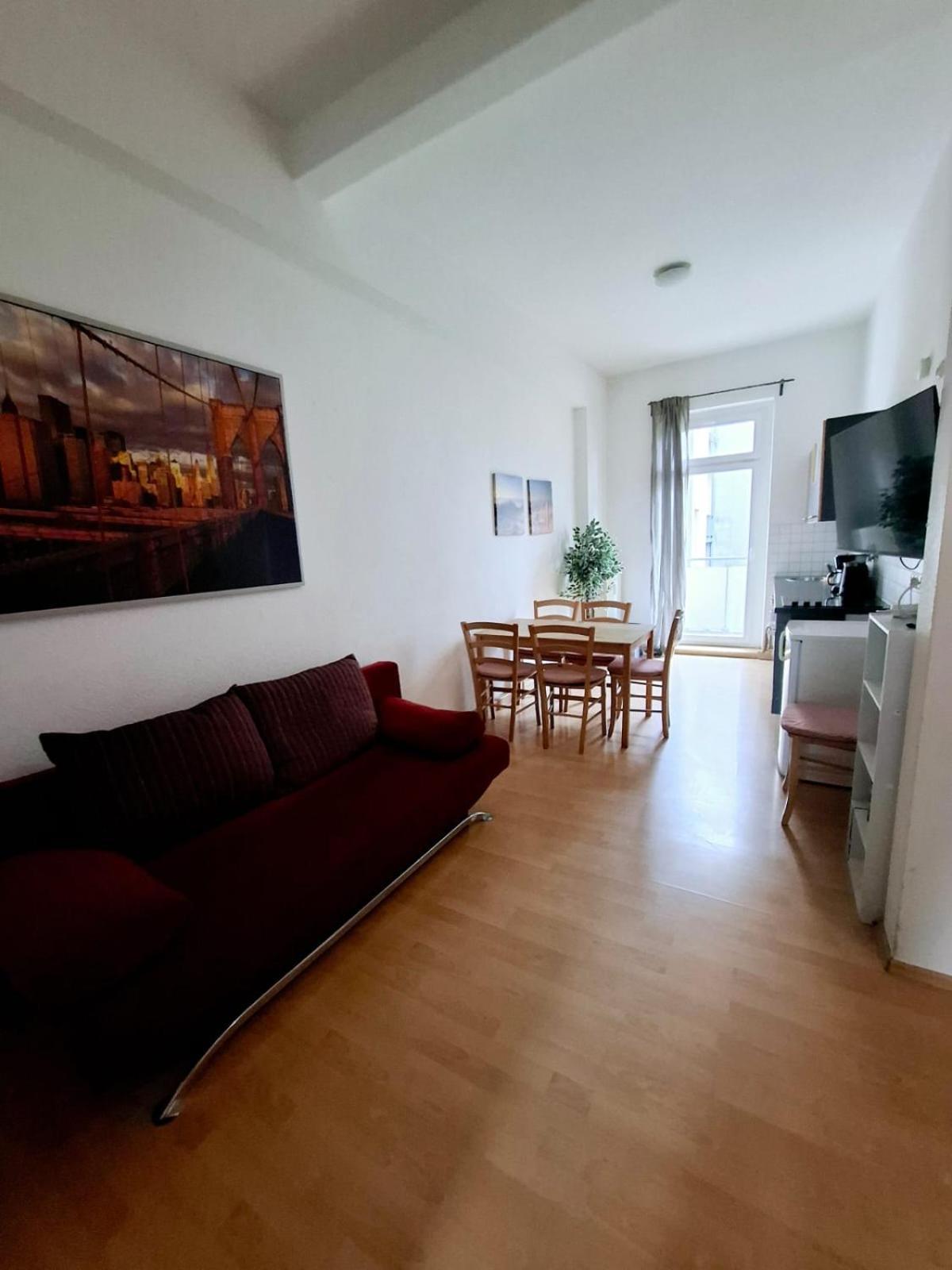 Altbauwohnung Direkt An Der Karli Mit Balkon - Netflix Inklusive Leipzig Buitenkant foto